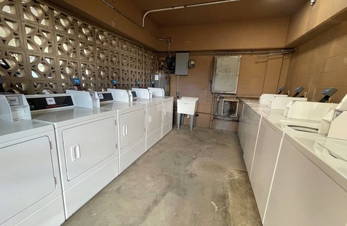 Diamond Head - Kapahulu - St. Louis Apartment | Cozy 2-bedroom apartment in charming Honolulu with WiFi, AC and parking