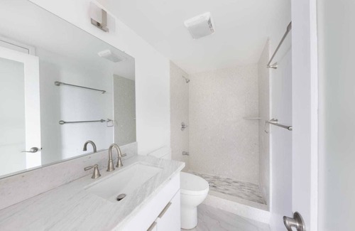 Diamond Head - Kapahulu - St. Louis Apartment | Cozy 2-bedroom apartment in charming Honolulu with WiFi, AC and parking