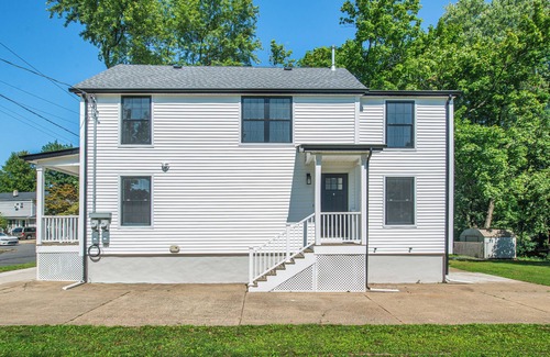 Manville Apartment | Cozy 2-bedroom apartment 9 mins from RWJ hospital and Somerville with central AC
