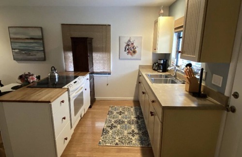 Laurel Apartment | Cozy 2 Bedroom Apartment Close to the Beach!