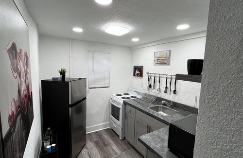 Callahan Apartment | Cozy 2-bedroom apartment with WiFi and AC in downtown Orlando near All
