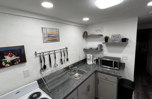 Callahan Apartment | Cozy 2-bedroom apartment with WiFi and AC in downtown Orlando near All