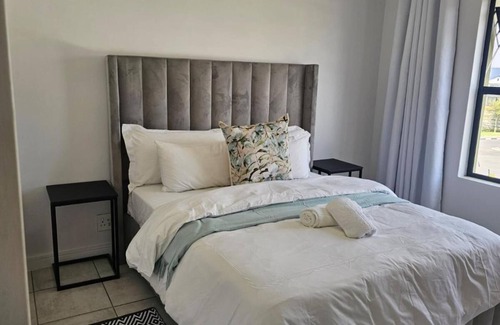Greater Johannesburg Metropolitan Area Apartment | Cozy 2-bedroom apartment in phenomenal Sandton with WiFi, fitness room