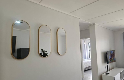 Greater Johannesburg Metropolitan Area Apartment | Cozy 2-bedroom apartment in phenomenal Sandton with WiFi, fitness room