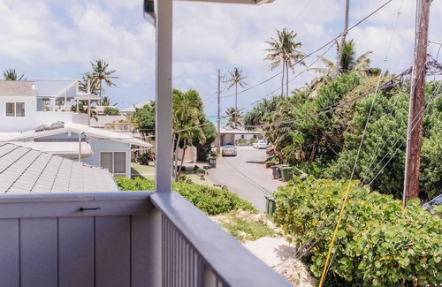 Kalama Tract Apartment | Cozy 2-bedroom apartment in charming Kailua with AC steps from the beach.