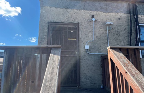 Ampere Apartment | Cozy 2-bedroom apartment in charming Newark with WiFi & AC