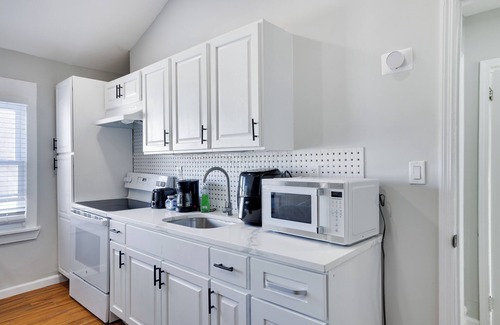 Weequahic Apartment | Cozy 2-bedroom apartment in enjoyable Newark with WiFi, central Ac and heating