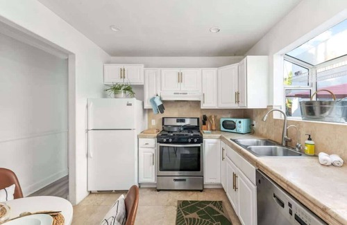 Los Angeles House | Cozy 2 Bedroom Bungalow in WeHo