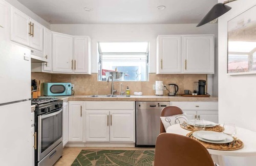 Los Angeles House | Cozy 2 Bedroom Bungalow in WeHo