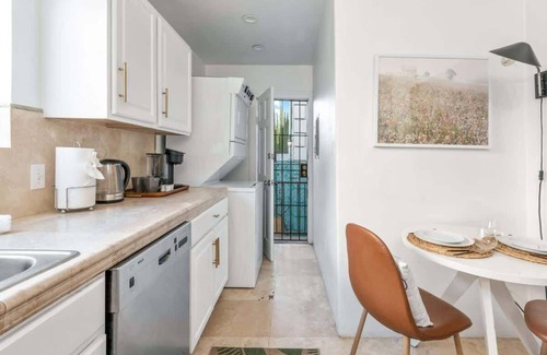Los Angeles House | Cozy 2 Bedroom Bungalow in WeHo