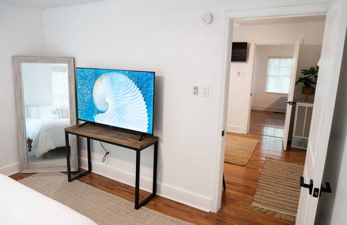Charleston Cottage | Cozy 2 Bedroom Beach Cottage