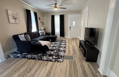 Terre Haute House | Cozy 2-bedroom bungalow in nice Terre Haute fully renovated