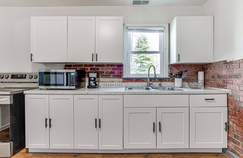 Muncie House | Cozy 2-bedroom bungalow with WiFi and AC in delightful Muncie