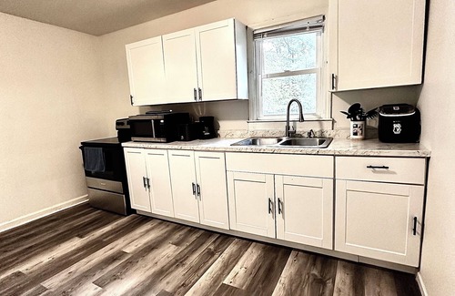 Muncie House | Cozy 2-bedroom bungalow with WiFi and AC in delightful Muncie