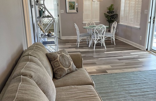Atlantic Beach Cottage | Cozy 2-bedroom cottage near Triple S Marina