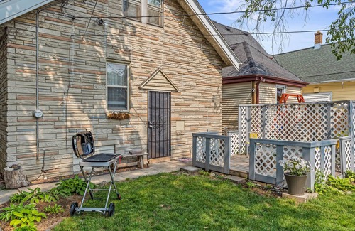 Milwaukee House | Cozy 2 bedroom cottage 5 minutes from entertainment hotspots