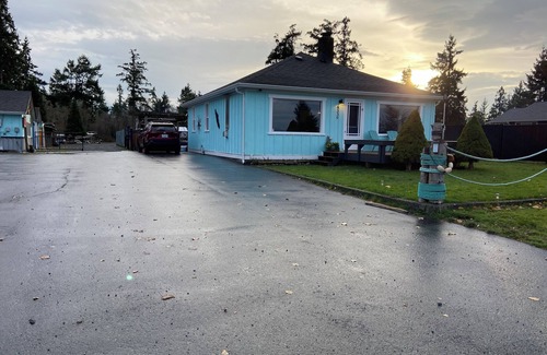 Campbell River House | Cozy 2-bedroom house across from beautiful Oyster Bay, south of Campbell River