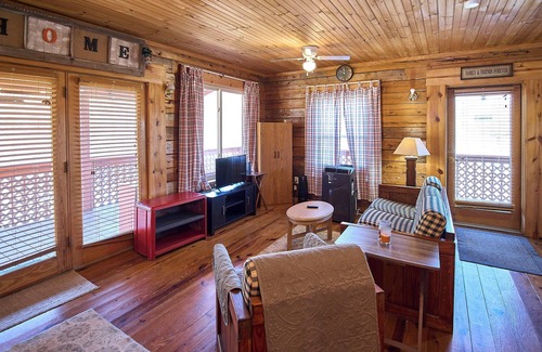 Statts Mills Cabin | Cozy 2-bedroom cabin in charming Statts Mills with AC