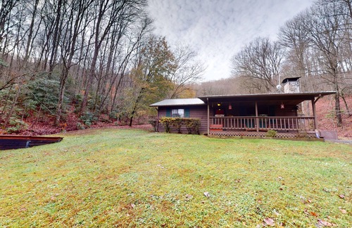 Bryson City Cabin | Cozy 2-bedroom cabin w/hot tub, bike storage/workshop in beautiful Bryson City!