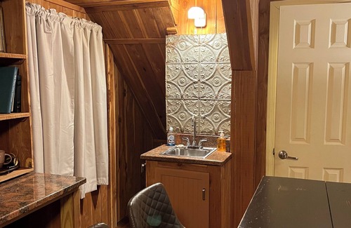 Halfway Cabin | Cozy 2-bedroom cabin in Scottsville with creek access, fishing, kayaking,