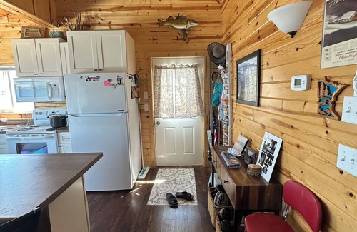 Richwood Cabin | Cozy 2-bedroom cabin located on Big Cormorant Lake in Lake Park with WiFi, AC