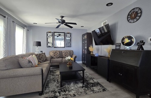 Lake Forest Condo | Cozy 2-bedroom condo with WiFi, AC in lovely Lake Forest.