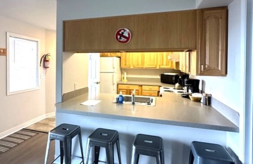 Sitka Condo | Cozy 2-bedroom condo in gorgeous Sitka with ocean view and WiFi