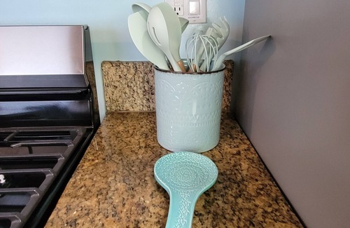 Alamitos Beach Condo | Cozy 2-bedroom condo in lovely Long Beach with AC