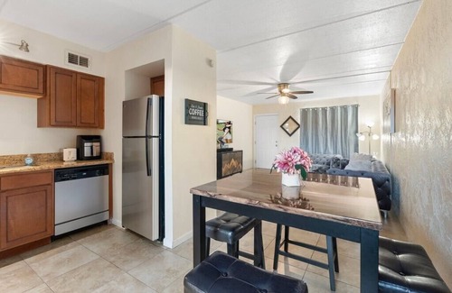 Papago Parkway Condo | Cozy 2-bedroom condo with AC in Prime Scottsdale