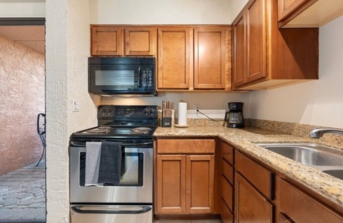 Papago Parkway Condo | Cozy 2-bedroom condo with AC in Prime Scottsdale