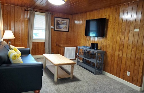 Gatlinburg - Pigeon Forge Cottage | Cozy 2-bedroom cottage with WiFi and AC in pleasant Pigeon Forge - On the River!