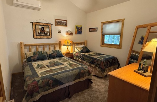 Eagle River Resort | Cozy 2-bedroom Cottage on Chain of Lakes in Eagle River with AC, Dishwasher