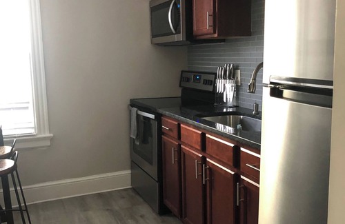 Top of the Hill Condo | Cozy 2-bedroom Downtown. Wifi. Private Yard.