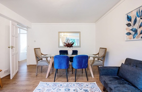 Warwick Apartment | Cozy 2 bedroom flat- Heart of Victoria
