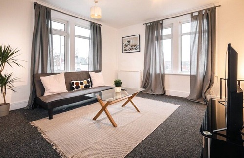 Swindon Apartment | Cozy 2 bedroom flat / Parking
