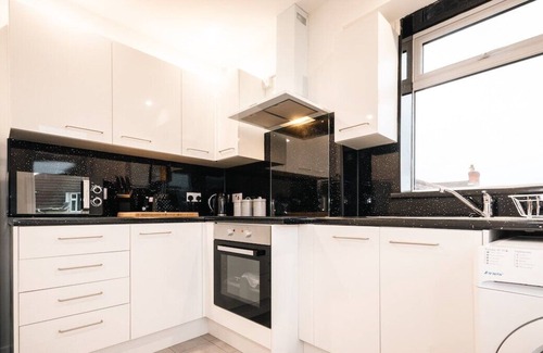 Swindon Apartment | Cozy 2 bedroom flat / Parking