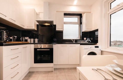 Swindon Apartment | Cozy 2 bedroom flat / Parking