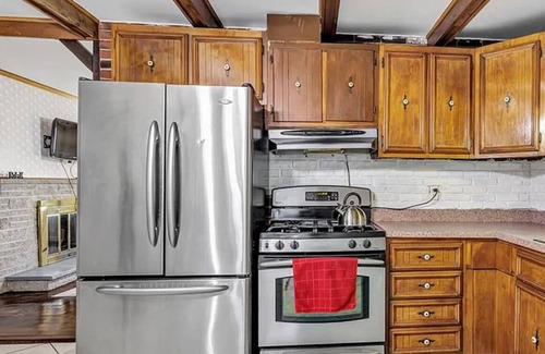 Stratford House | Cozy 2 bedroom home with free parking on premises.