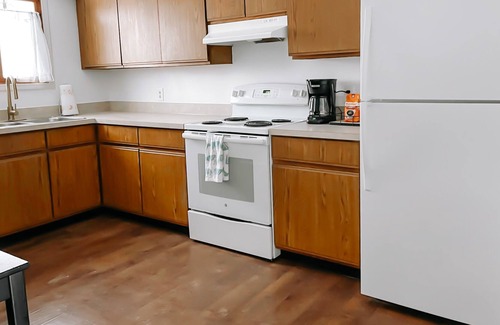 Grass Lake House | Cozy 2 Bedroom Home | Walking Distance to Downtown