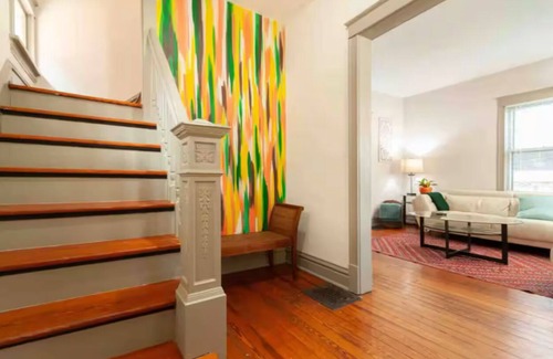 Westport House | Cozy 2-bedroom house in Kansas City- Walk to Westport and Plaza