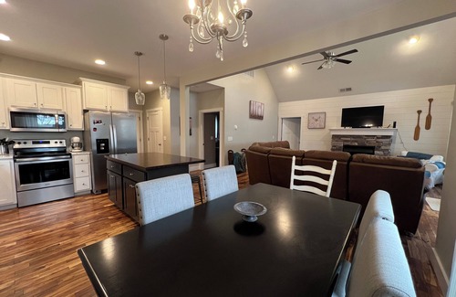 Somerset House | Cozy 2 bedroom house in charming Somerset with WiFi, AC with seasonal Lake View