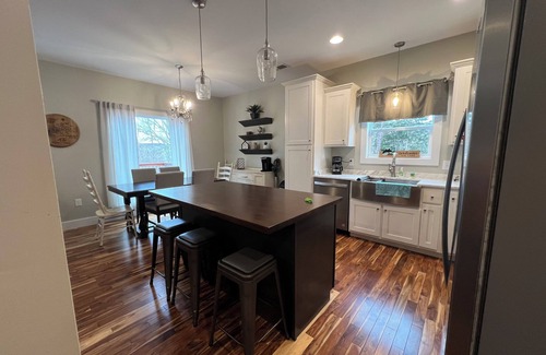 Somerset House | Cozy 2 bedroom house in charming Somerset with WiFi, AC with seasonal Lake View