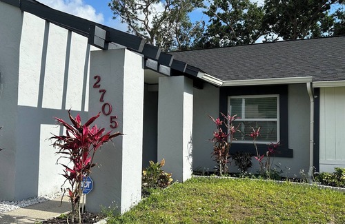 Lake Magdalene House | Cozy 2-bedroom house in pleasant Tampa with WiFi, AC