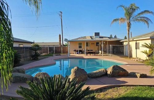 Dinuba House | Cozy 2-bedroom house in charming Dinuba with AC, WiFi, a pool and a fitness room