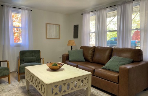 Eudora House | Cozy 2-bedroom house in Eudora close to KC area and Lawrence KS.