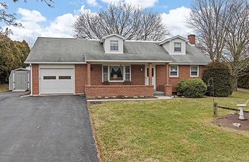 Dauberville House | Cozy 2-bedroom house outside Reading with WiFi, three-season room.