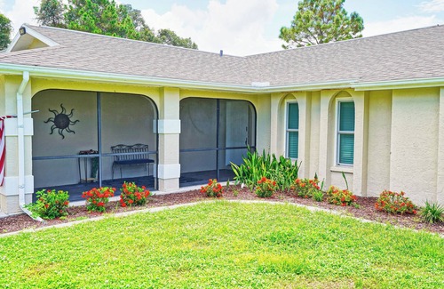 North Port House | Cozy 2-bedroom house in North Port with Caged Pool and Canal