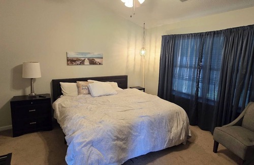 Goose Creek House | Cozy 2-bedroom house with King Bed
