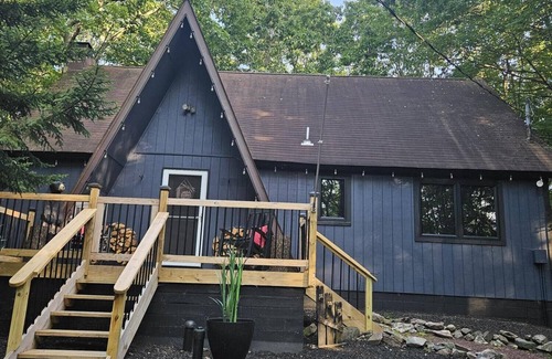 Lake Harmony House | Cozy 2 Bedroom In the Woods! Firepit! Peaceful place for romantic getaway!