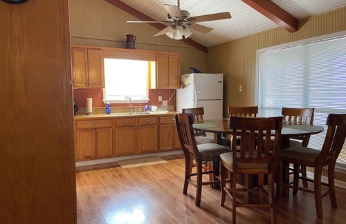 Acme Cabin | Cozy 2-bedroom lakefront fishing and hunting cabin in Jonesville with WiFi, AC